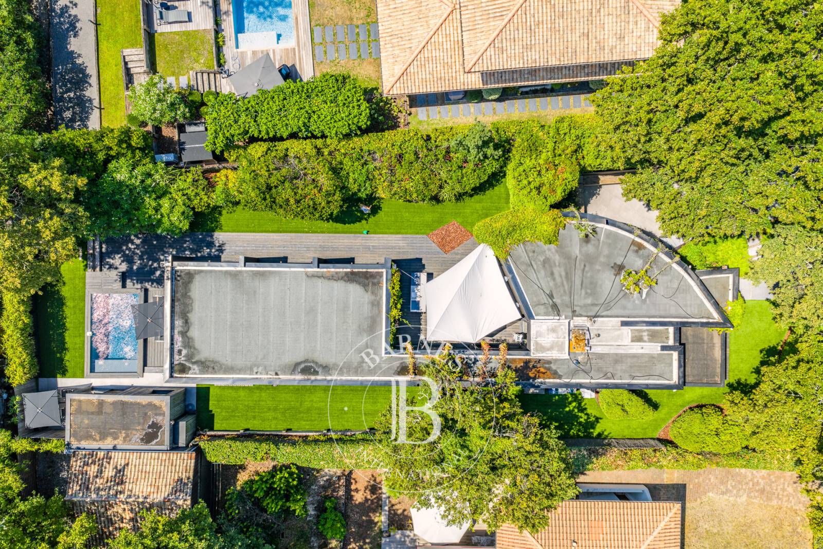 VILLA RÉNOVÉE AVEC PISCINE ET DÉPENDANCE À QUELQUES MÈTRES DE LA PLAGE AU PYLA-SUR-MER