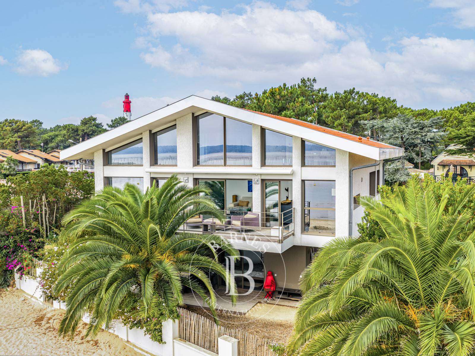 VILLA D’ARCHITECTE EN PREMIÈRE LIGNE AVEC PISCINE INTÉRIEURE – CAP FERRET