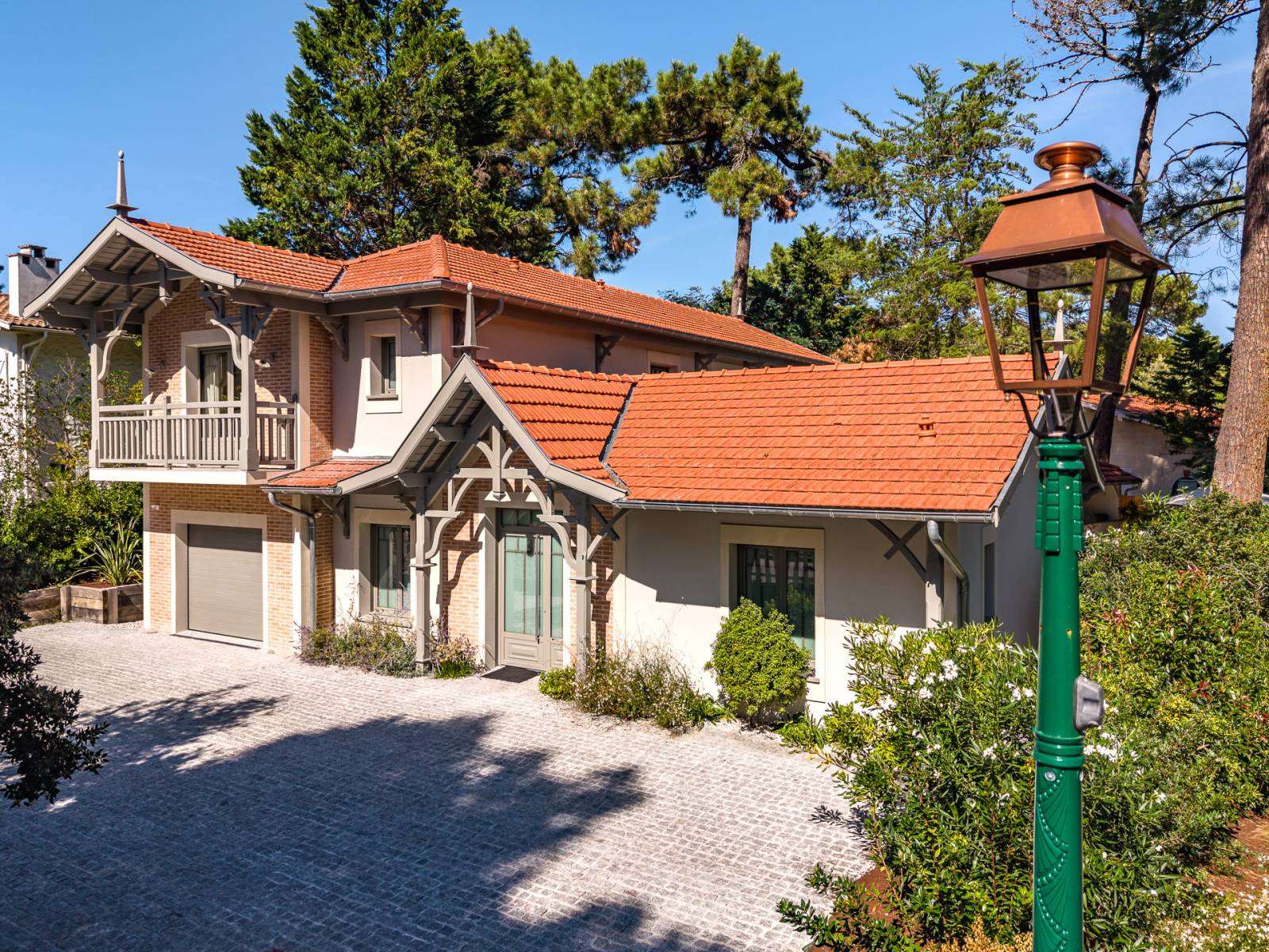 VILLA D’ARCHITECTE AVEC PISCINE DANS LE QUARTIER DES ABATILLES À ARCACHON