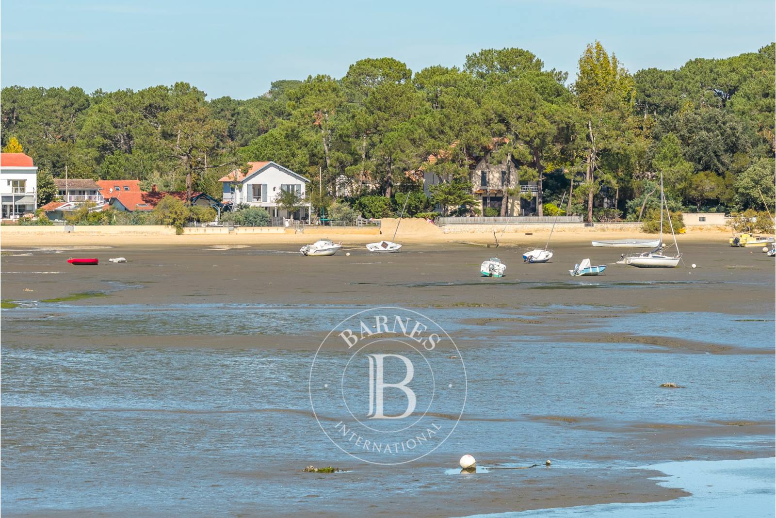 VILLA EN PREMIÈRE LIGNE AVEC VUE PANORAMIQUE SUR LE BASSIN À CLAOUEY – PRESQU’ÎLE DU CAP FERRET