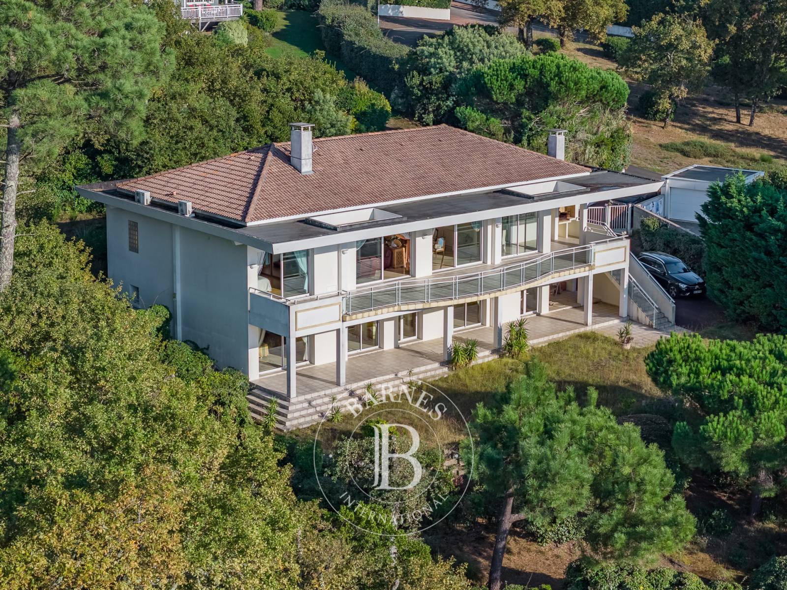 VILLA CONTEMPORAINE AVEC VUE PANORAMIQUE SUR LE BASSIN AU PYLA-SUR-MERa