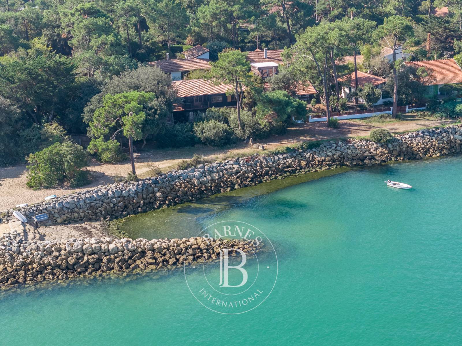 MAGNIFIQUE VILLA EN PREMIÈRE LIGNE DANS LE QUARTIER DU MIMBEAU AU CAP FERRET, AVEC ACCÈS DIRECT À LA PLAGE