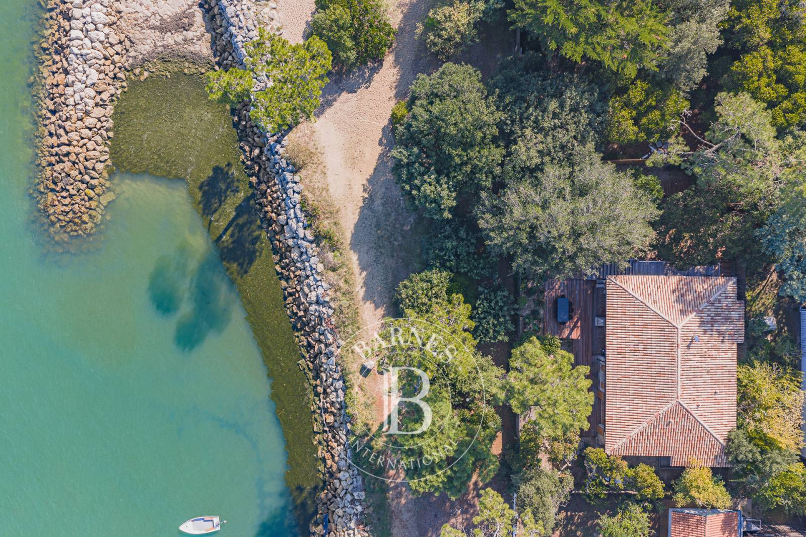 MAGNIFIQUE VILLA EN PREMIÈRE LIGNE DANS LE QUARTIER DU MIMBEAU AU CAP FERRET, AVEC ACCÈS DIRECT À LA PLAGE