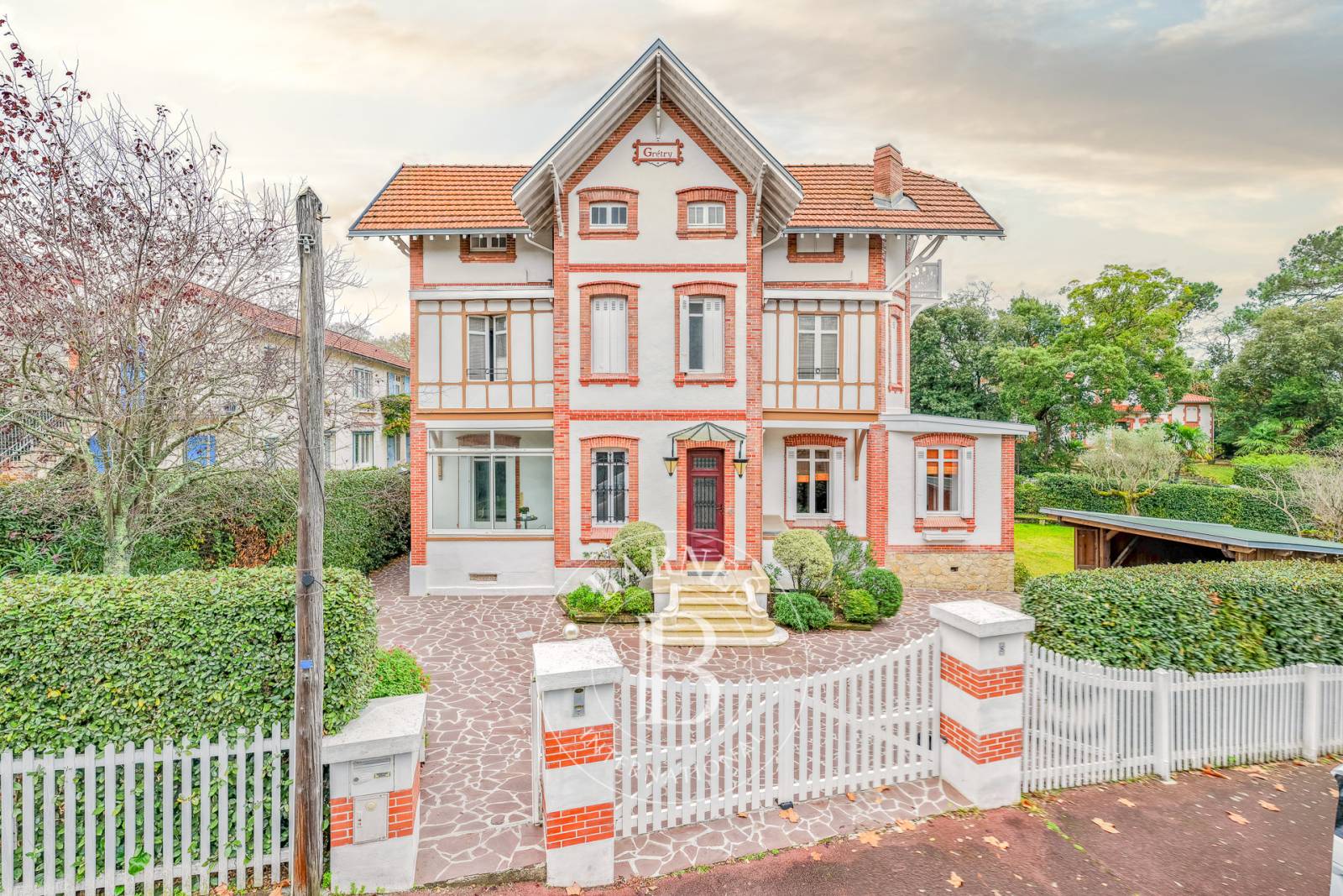 PROPRIÉTÉ FAMILIALE D’EXCEPTION DE 250 M² EN VILLE D’HIVER À ARCACHON