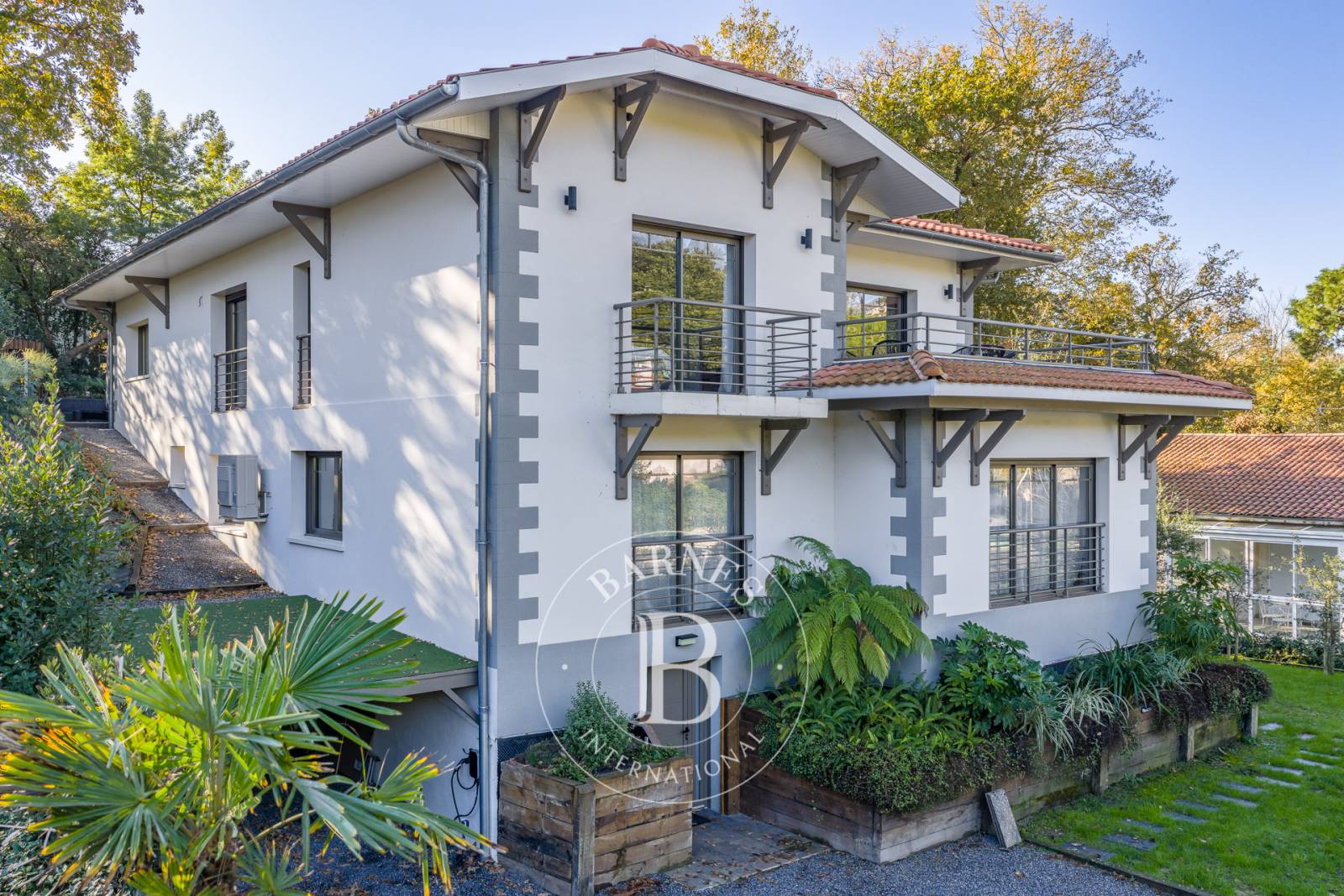 VILLA FAMILIALE AVEC PISCINE DANS LE QUARTIER DE PEREIRE À ARCACHON