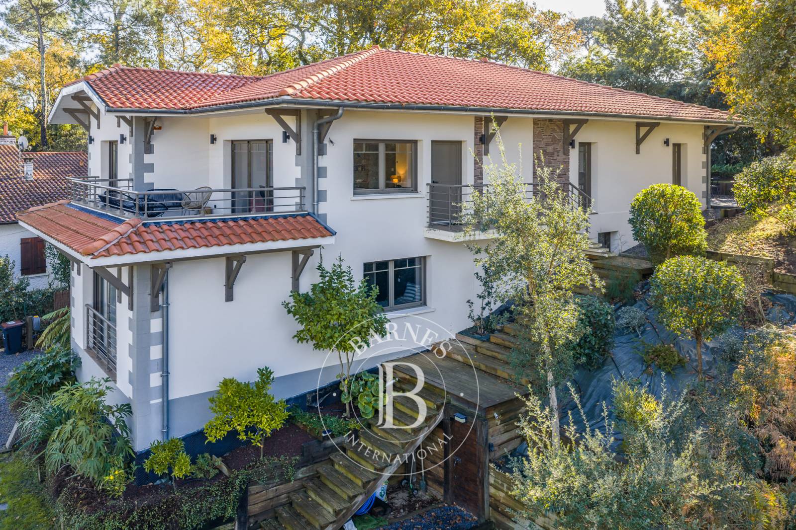 VILLA FAMILIALE AVEC PISCINE DANS LE QUARTIER DE PEREIRE À ARCACHON