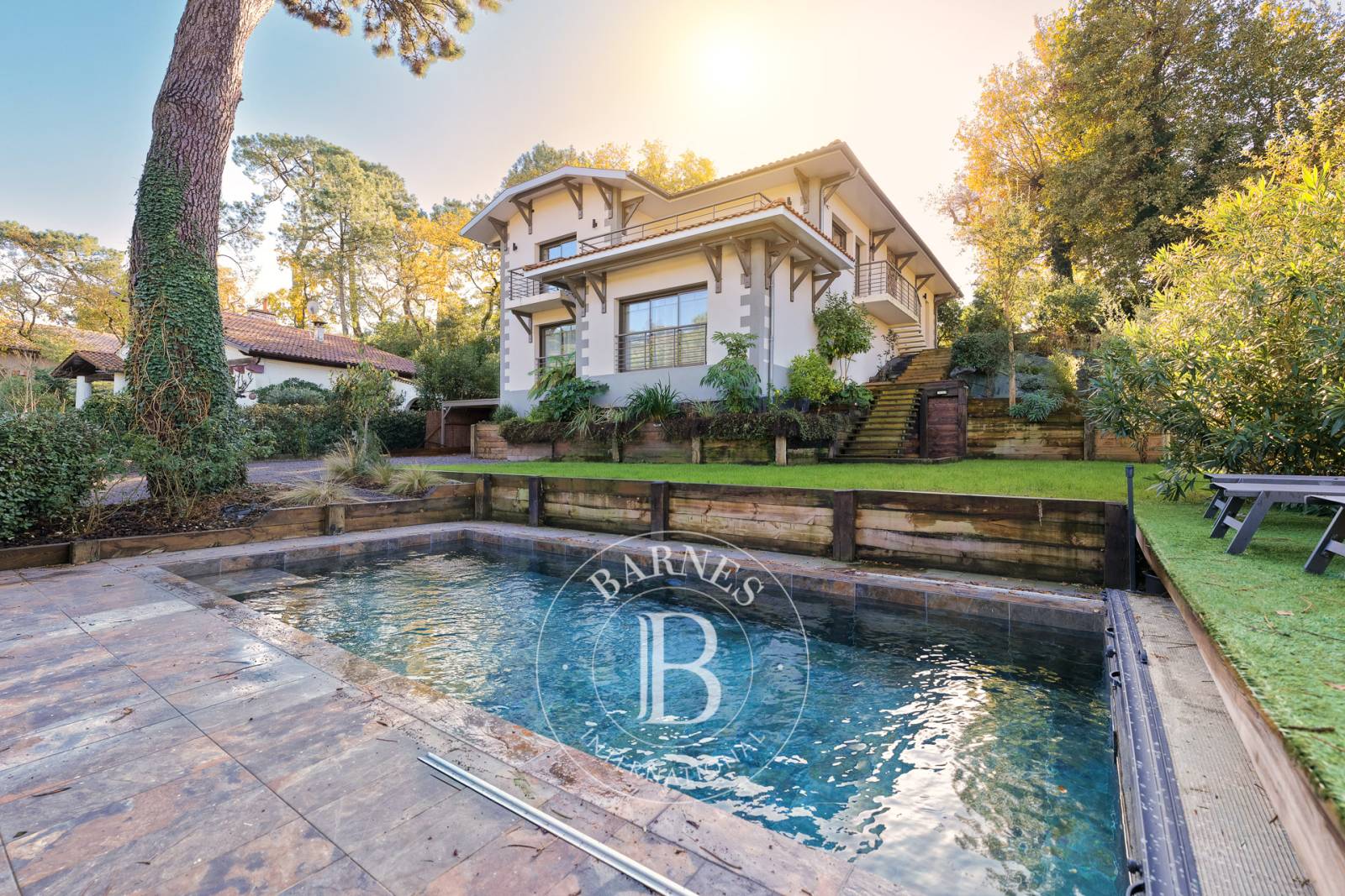 VILLA FAMILIALE AVEC PISCINE DANS LE QUARTIER DE PEREIRE À ARCACHON