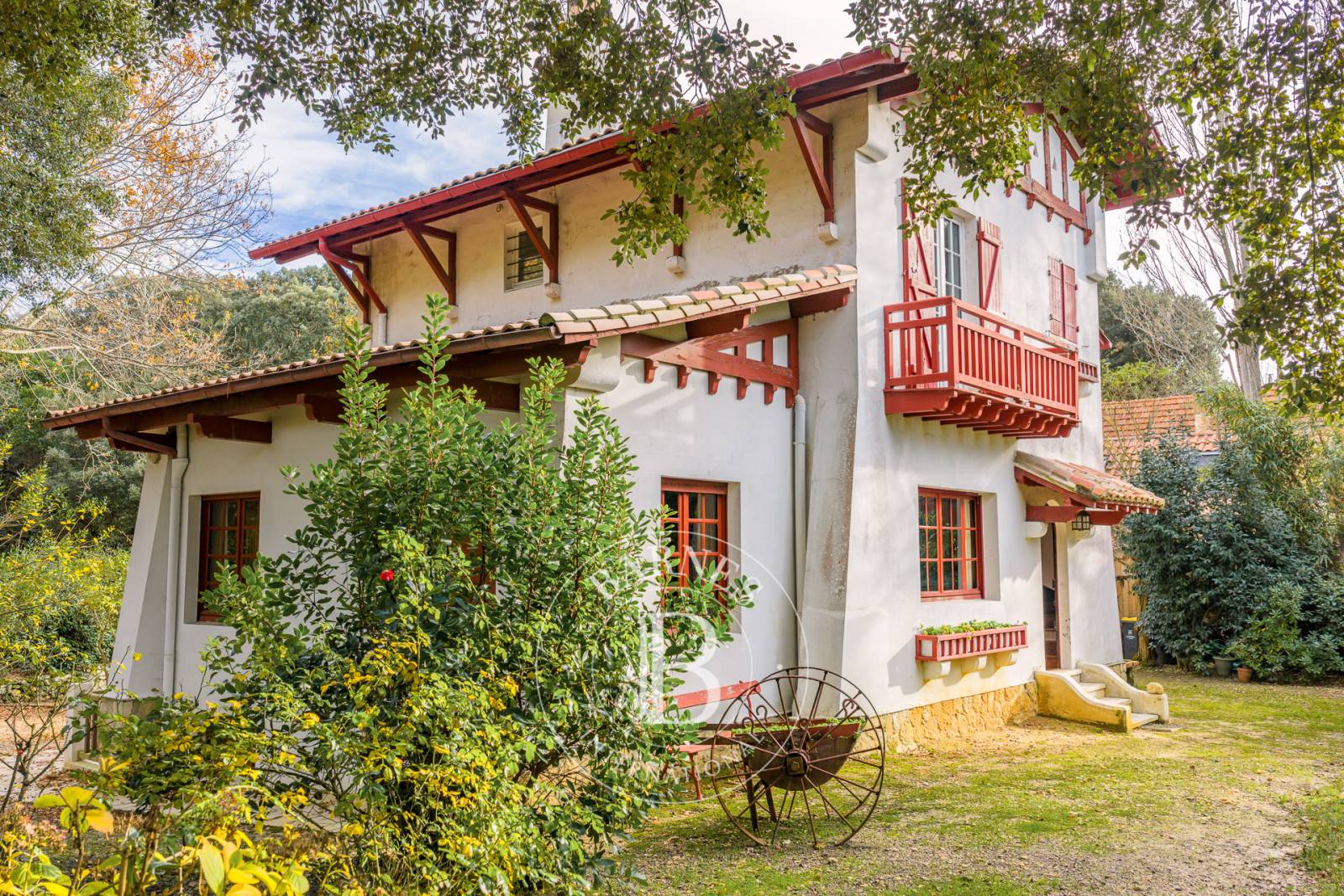 PROPRIÉTÉ DE CARACTÈRE SITUÉE DANS UN ENVIRONNEMENT VERDOYANT ET À DEUX PAS DU BASSIN, AU PYLA-SUR-MER