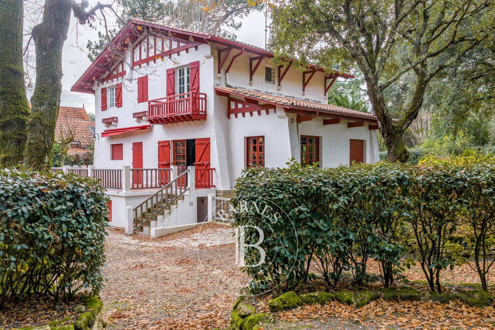 PROPRIÉTÉ DE CARACTÈRE SITUÉE DANS UN ENVIRONNEMENT VERDOYANT ET À DEUX PAS DU BASSIN, AU PYLA-SUR-MER