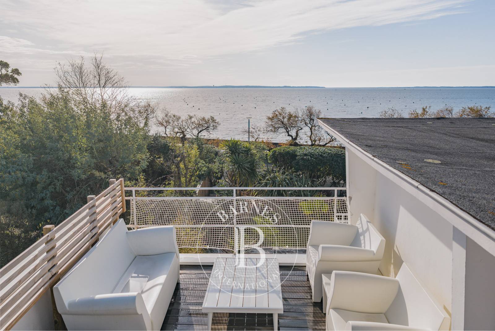 PROPRIÉTÉ CONTEMPORAINE AVEC VUE PANORAMIQUE SUR LE BASSIN À ANDERNOS