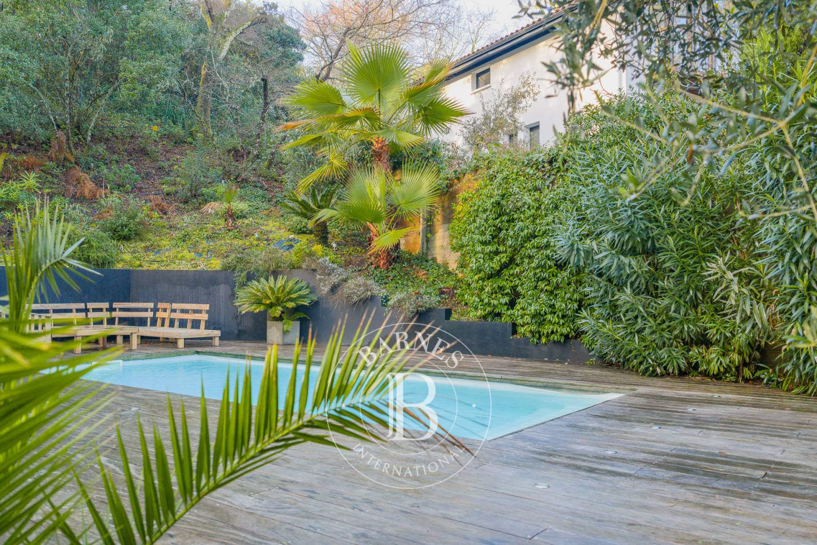 VILLA DE CHARME RÉNOVÉE, AVEC PISCINE, DANS LE QUARTIER DES ABATILLES À ARCACHON