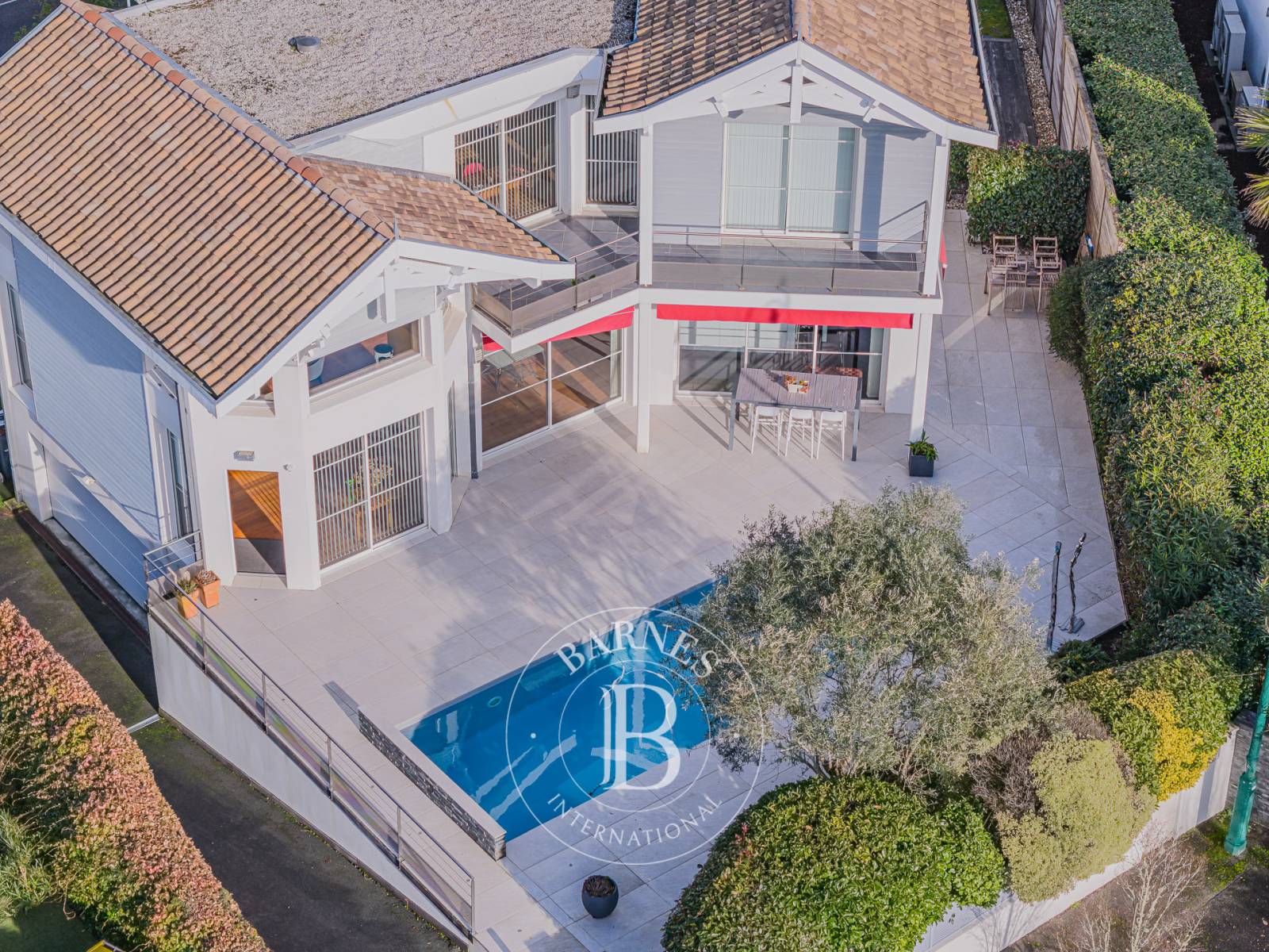 VILLA FAMILIALE DE 200 M², RÉNOVÉE, AVEC PISCINE DANS LE QUARTIER DES ABATILLES À ARCACHON