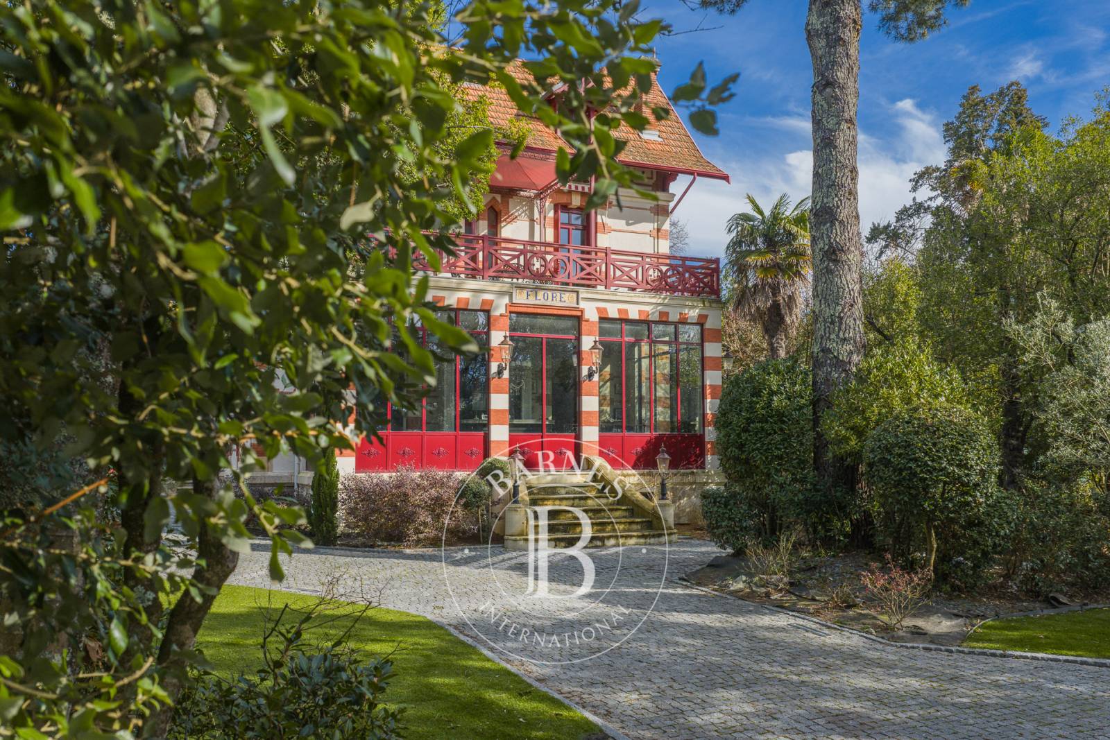 SOMPTUEUSE VILLA HISTORIQUE RÉNOVÉE AVEC PISCINE EN VILLE D’HIVER À ARCACHONa