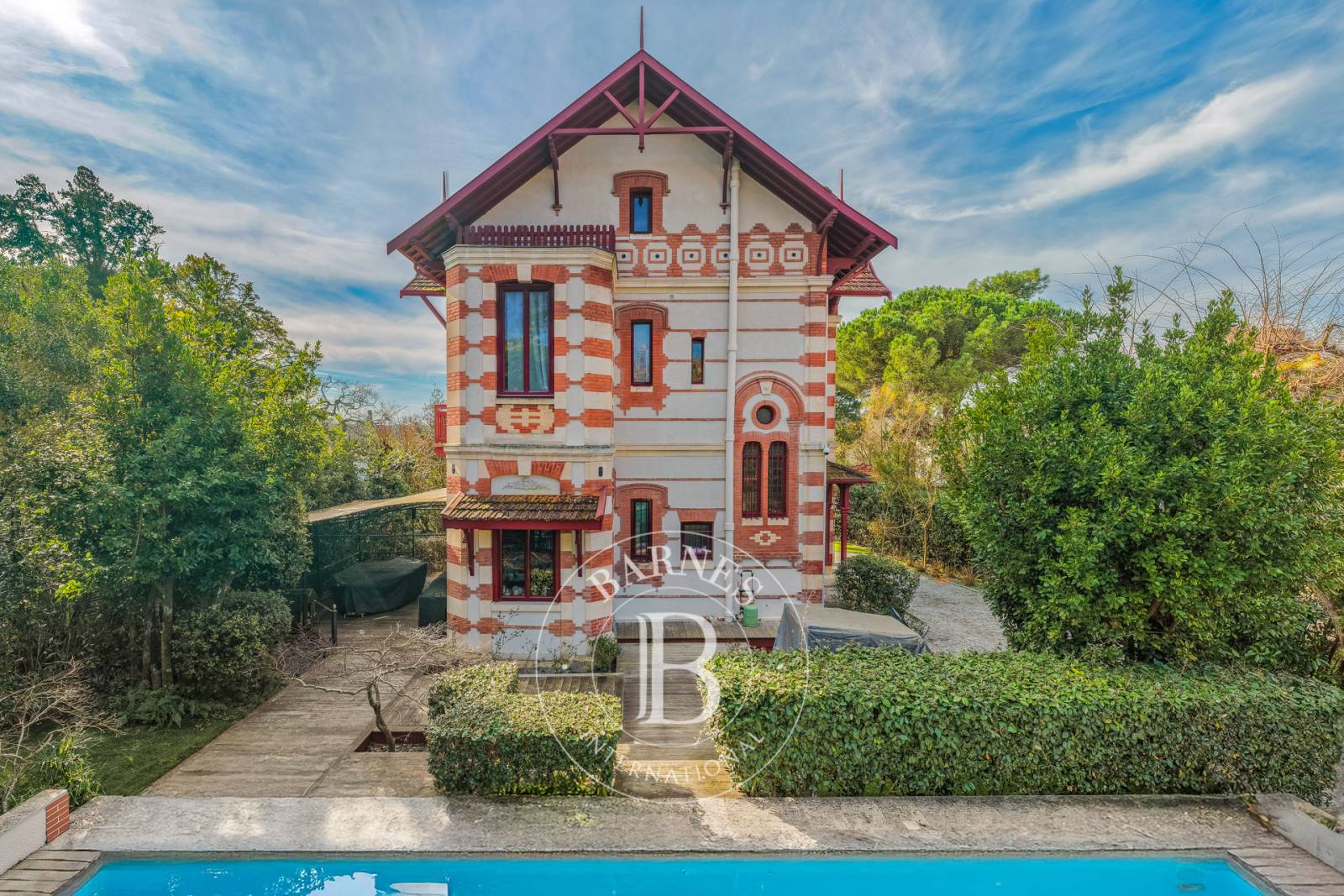 SOMPTUEUSE VILLA HISTORIQUE RÉNOVÉE AVEC PISCINE EN VILLE D’HIVER À ARCACHONa
