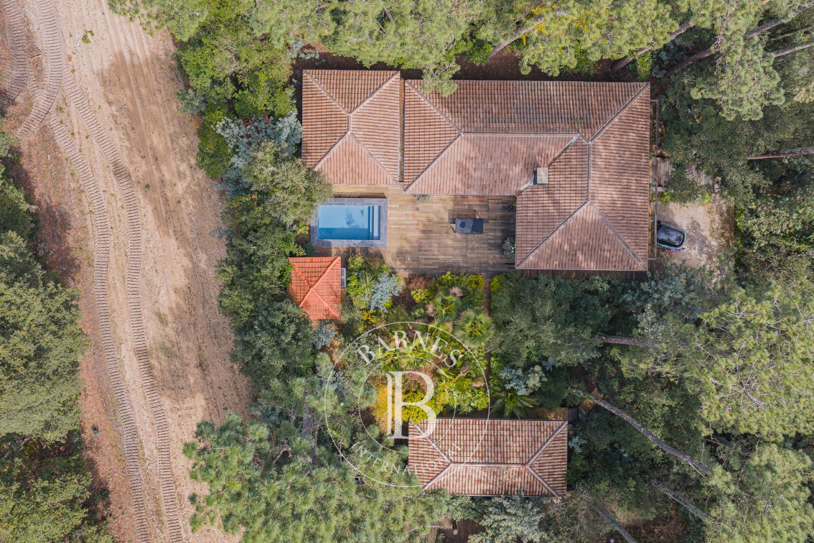 PROPRIÉTÉ AVEC DÉPENDANCES ET PISCINE DANS LE VILLAGE L’HERBE, SUR LA PRESQU’ÎLE DU CAP FERRET