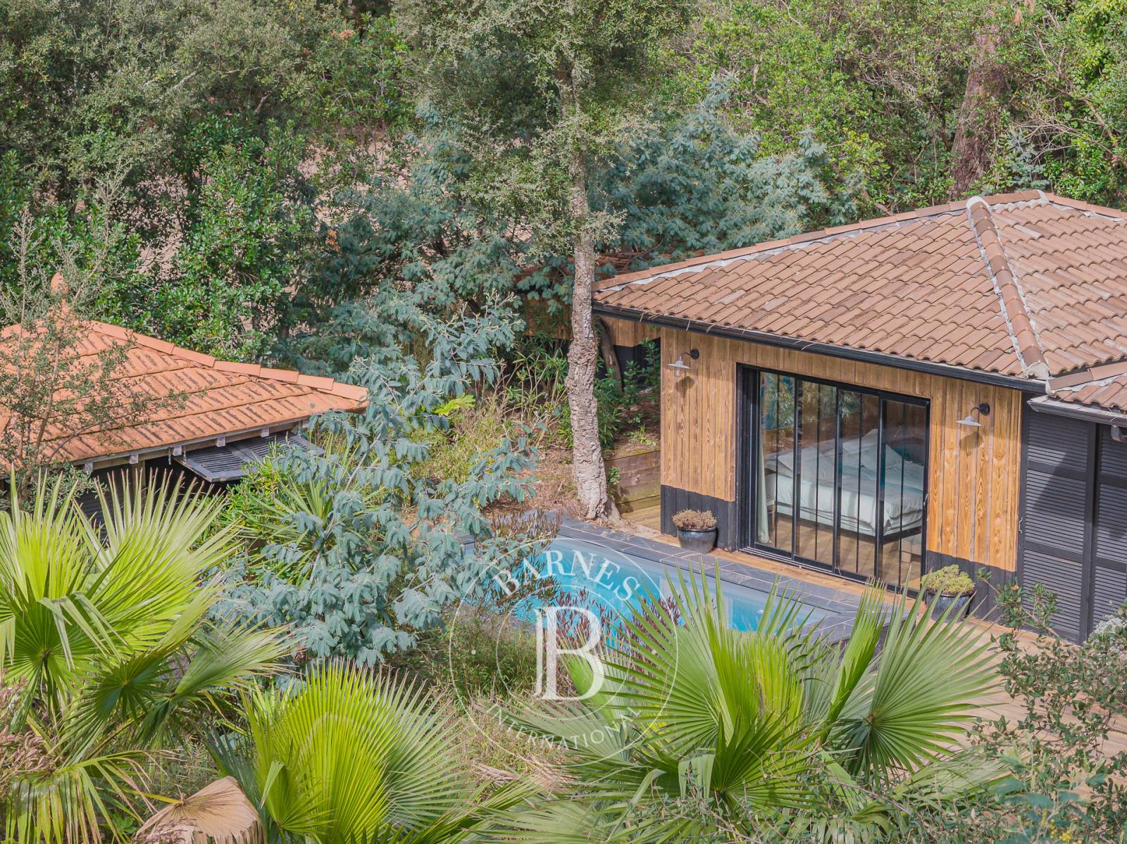 PROPRIÉTÉ AVEC DÉPENDANCES ET PISCINE DANS LE VILLAGE L’HERBE, SUR LA PRESQU’ÎLE DU CAP FERRET