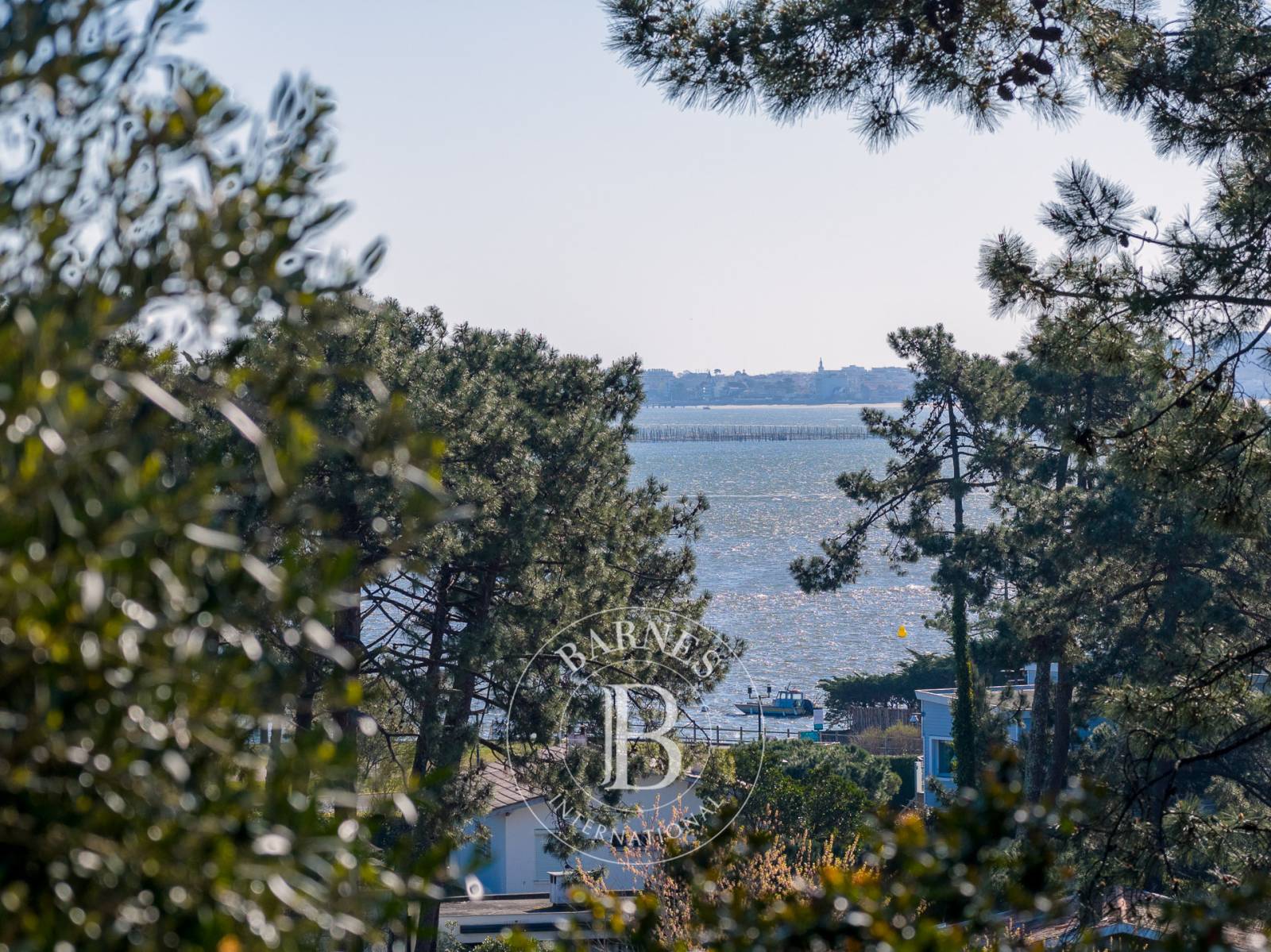 VILLA AVEC VUE BASSIN ET ACCÈS DIRECT À LA FORÊT, SITUÉE SUR LA PRESQU’ÎLE DU CAP FERRET