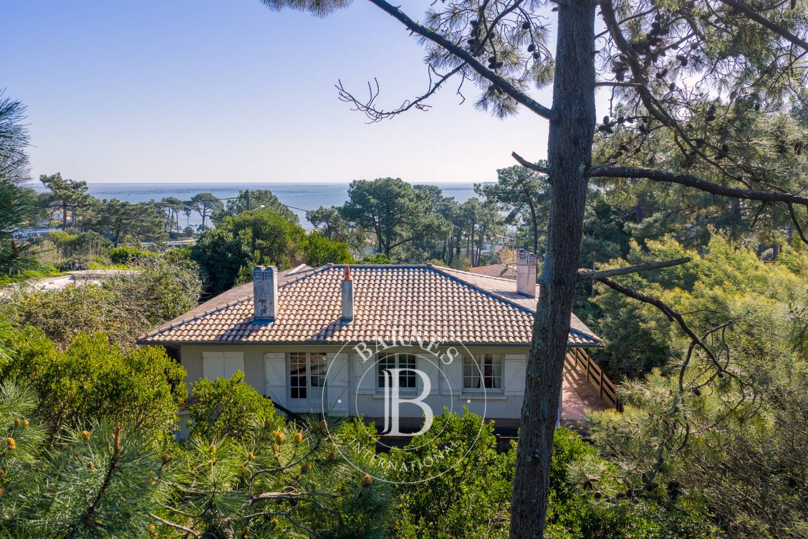 VILLA AVEC VUE BASSIN ET ACCÈS DIRECT À LA FORÊT, SITUÉE SUR LA PRESQU’ÎLE DU CAP FERRET