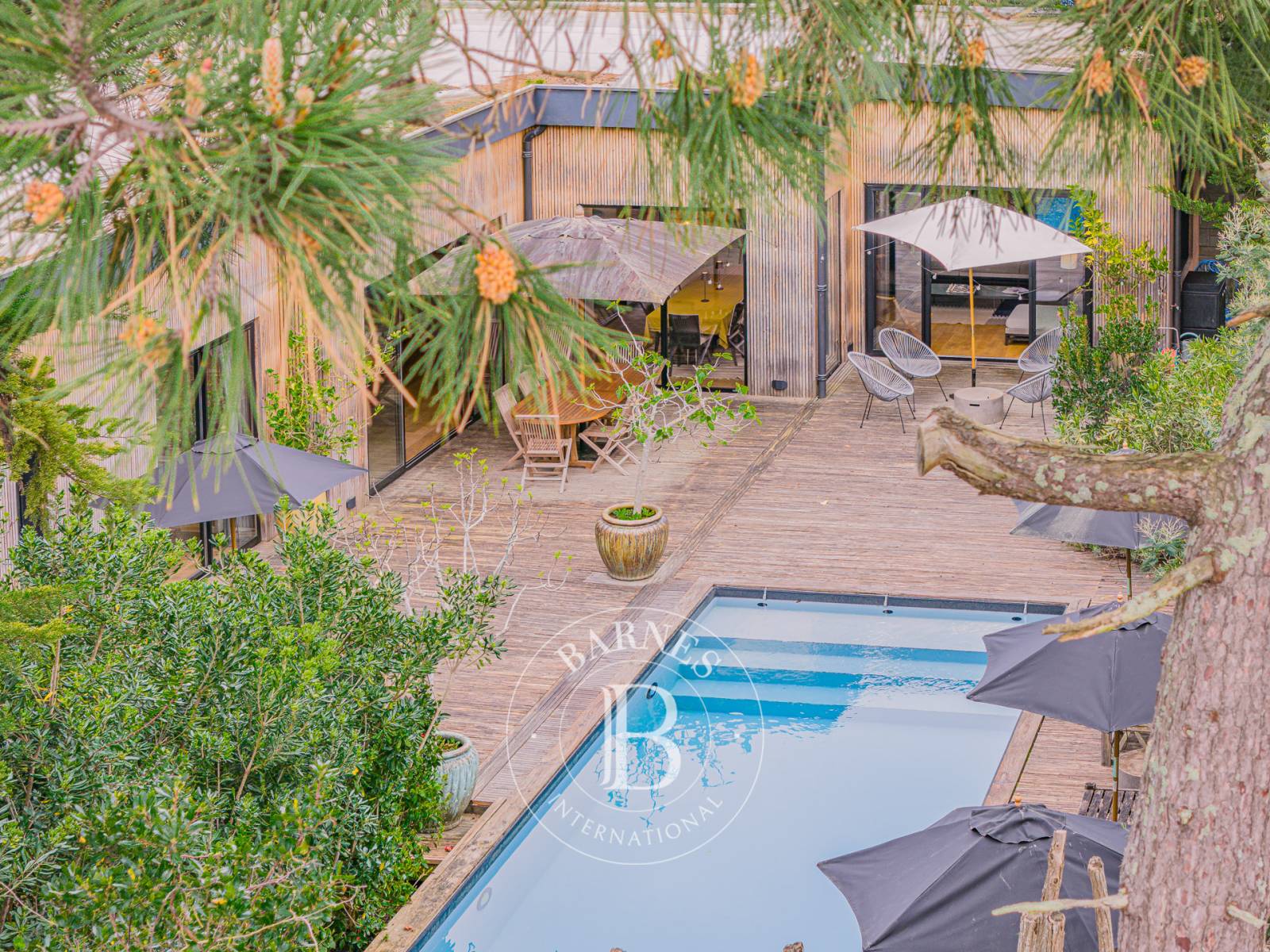 VILLA MODERNE AVEC PISCINE ET GRAND TERRAIN AU CŒUR DU CAP FERRET