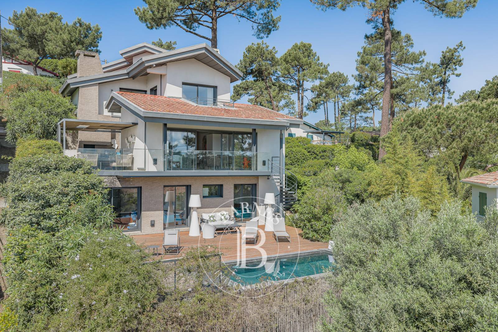 VILLA RÉNOVÉE AVEC VUE BASSIN ET PISCINE CHAUFFÉE DANS LES HAUTEURS DU CANON SUR LA PRESQU’ÎLE DU CAP FERRET