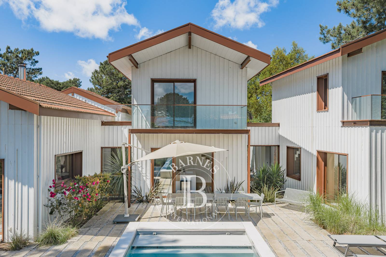 VILLA « DES ROSES » AVEC PISCINE CHAUFFÉE ET ROOFTOP VUE BASSIN DANS LE VILLAGE DU CANON, SUR LA PRESQU’ÎLE DU CAP FERRET – CAPACITÉ 10 PERSONNES