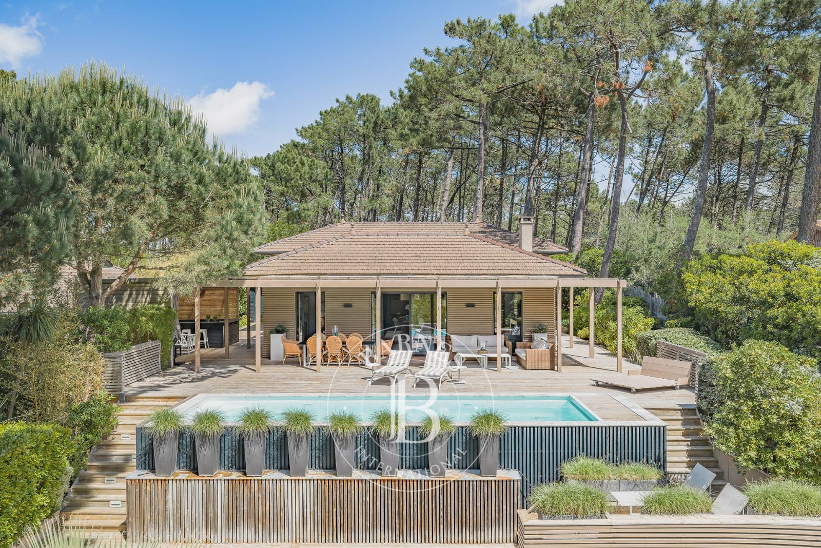 VILLA CONTEMPORAINE EN BOIS AVEC 4 SUITES ET PISCINE CHAUFFÉE DANS LE SECTEUR DES VALLONS DU FERRETa