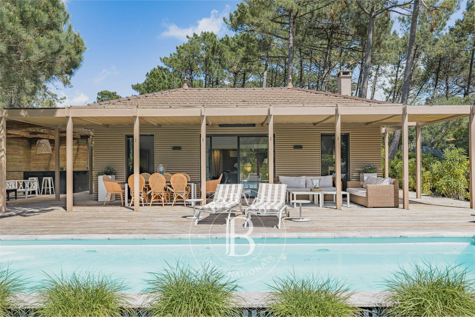 VILLA CONTEMPORAINE EN BOIS AVEC 4 SUITES ET PISCINE CHAUFFÉE DANS LE SECTEUR DES VALLONS DU FERRETa