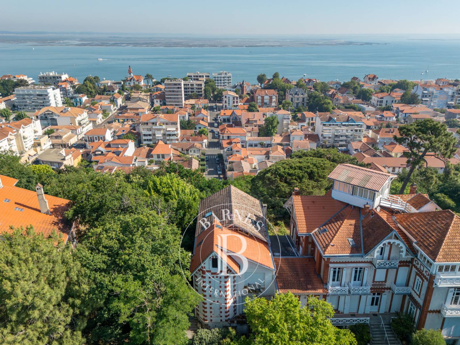 APPARTEMENT DE CHARME SOUS LES TOITS AVEC VUE PANORAMIQUE SUR LE BASSIN EN VILLE D’HIVER À ARCACHON