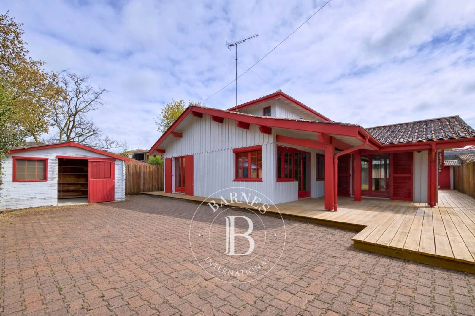 MAISON FAMILIALE EN BOIS DE 110 M² AVEC TERRASSES À PETIT PIQUEY SUR LA PRESQU’ÎLE DU CAP FERRET