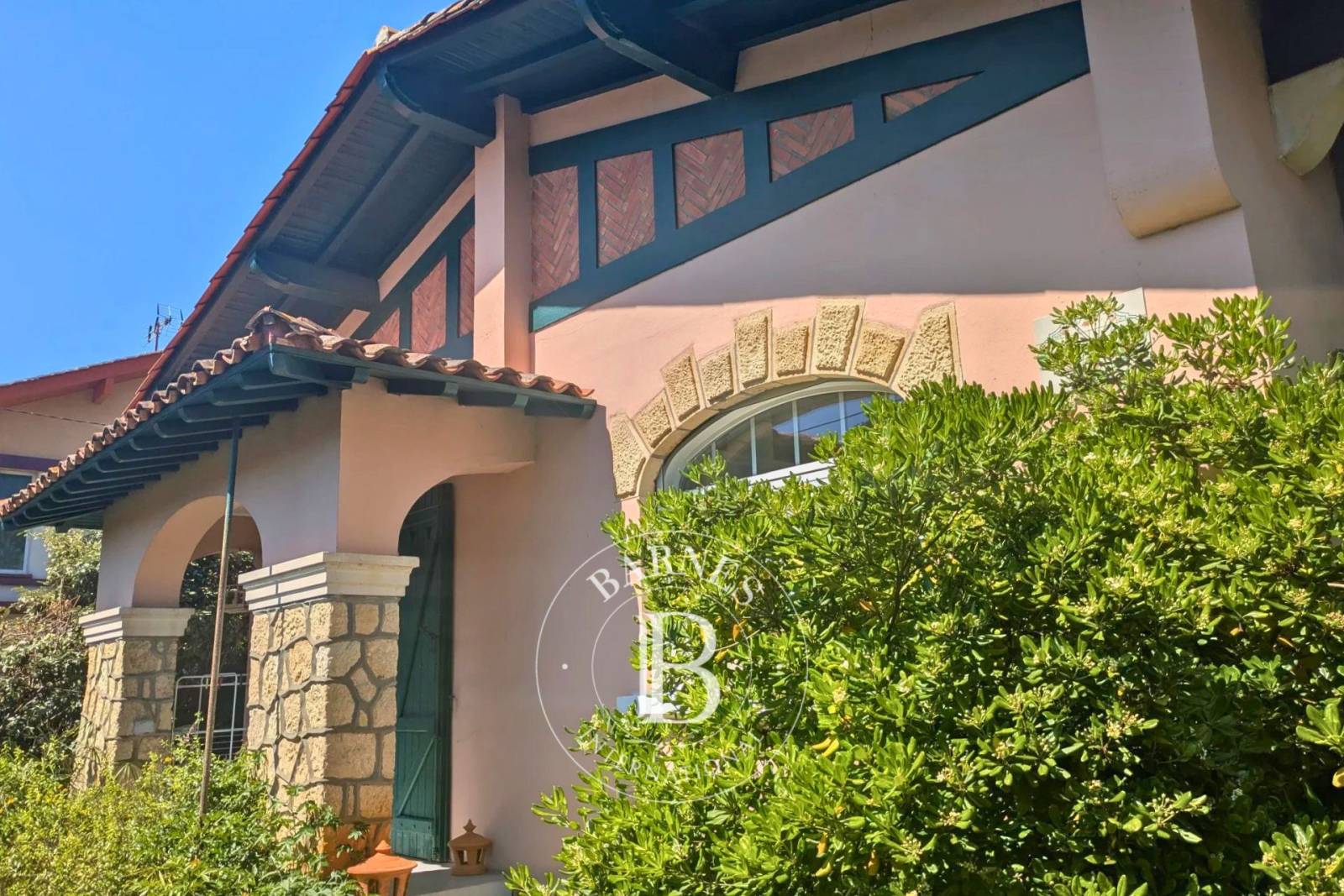 MAISON ARCACHONNAISE AVEC DÉPENDANCES EN VILLE D’AUTOMNE À ARCACHON