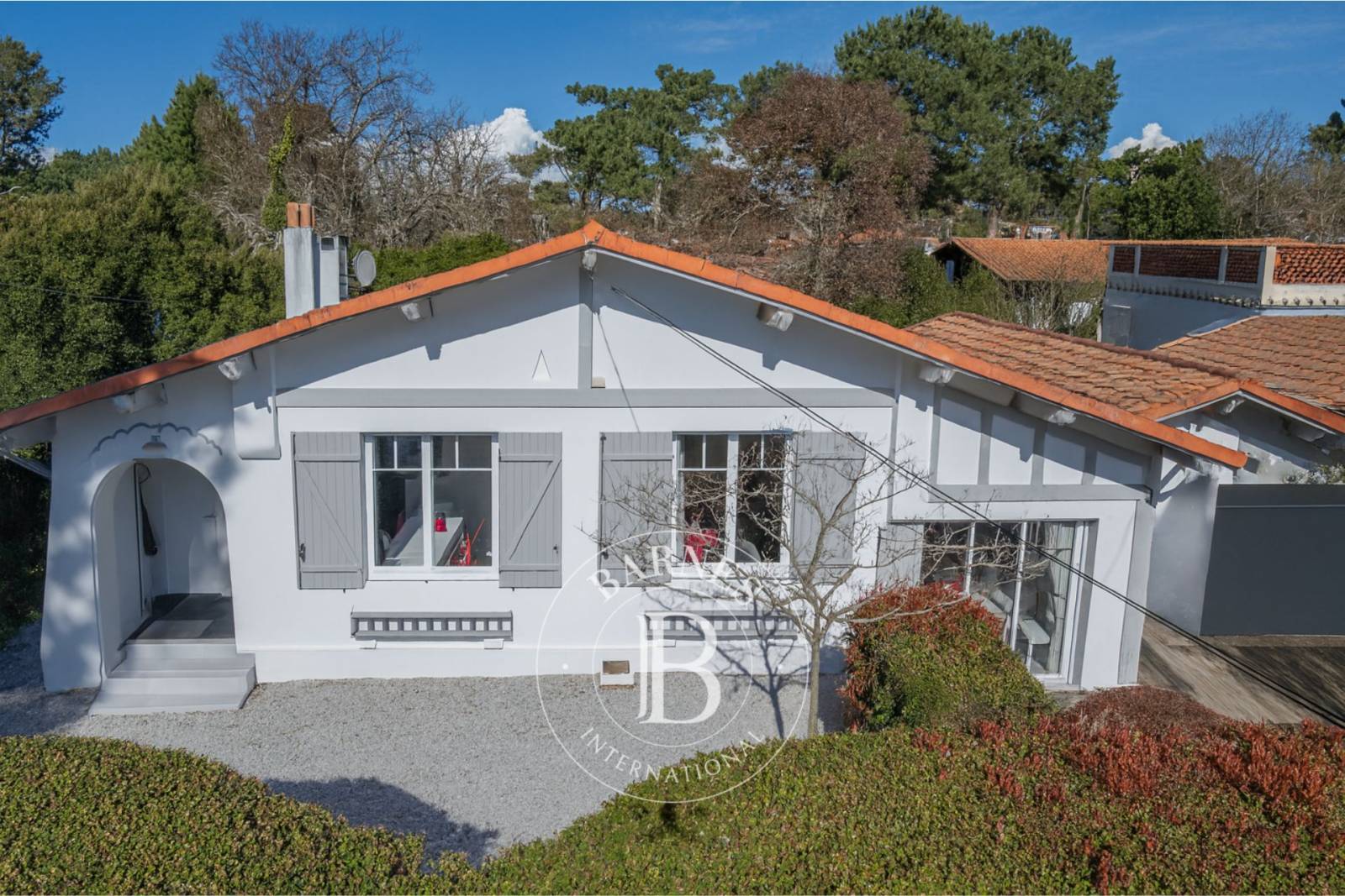 VILLA DE CHARME AUX ABATILLES, AVEC PISCINE, À PROXIMITÉ DE LA PLAGE ET DES COMMERCES