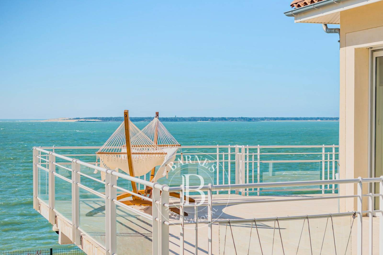 MAGNIFIQUE VILLA CONTEMPORAINE EN PREMIÈRE LIGNE AU PYLA-SUR-MER, AVEC ACCÈS PRIVATIF À LA PLAGE