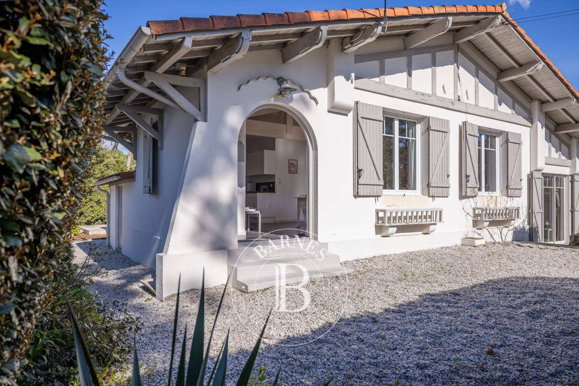 Pièce de vie spacieuse avec salon, coin repas et cuisine ouverte