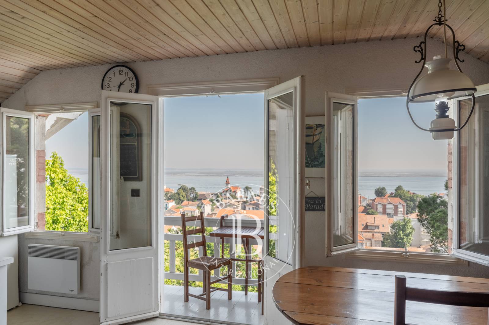 APPARTEMENT DE CHARME SOUS LES TOITS AVEC VUE PANORAMIQUE SUR LE BASSIN EN VILLE D’HIVER À ARCACHON