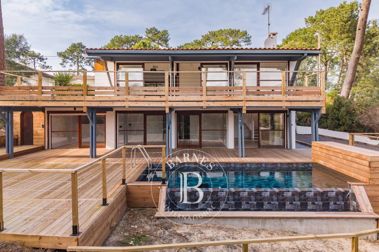 VILLA D’EXCEPTION AUX ABATILLES, 180 M², VUE FORÊT, PISCINE ET ESPACES DE VIE EXTÉRIEURS