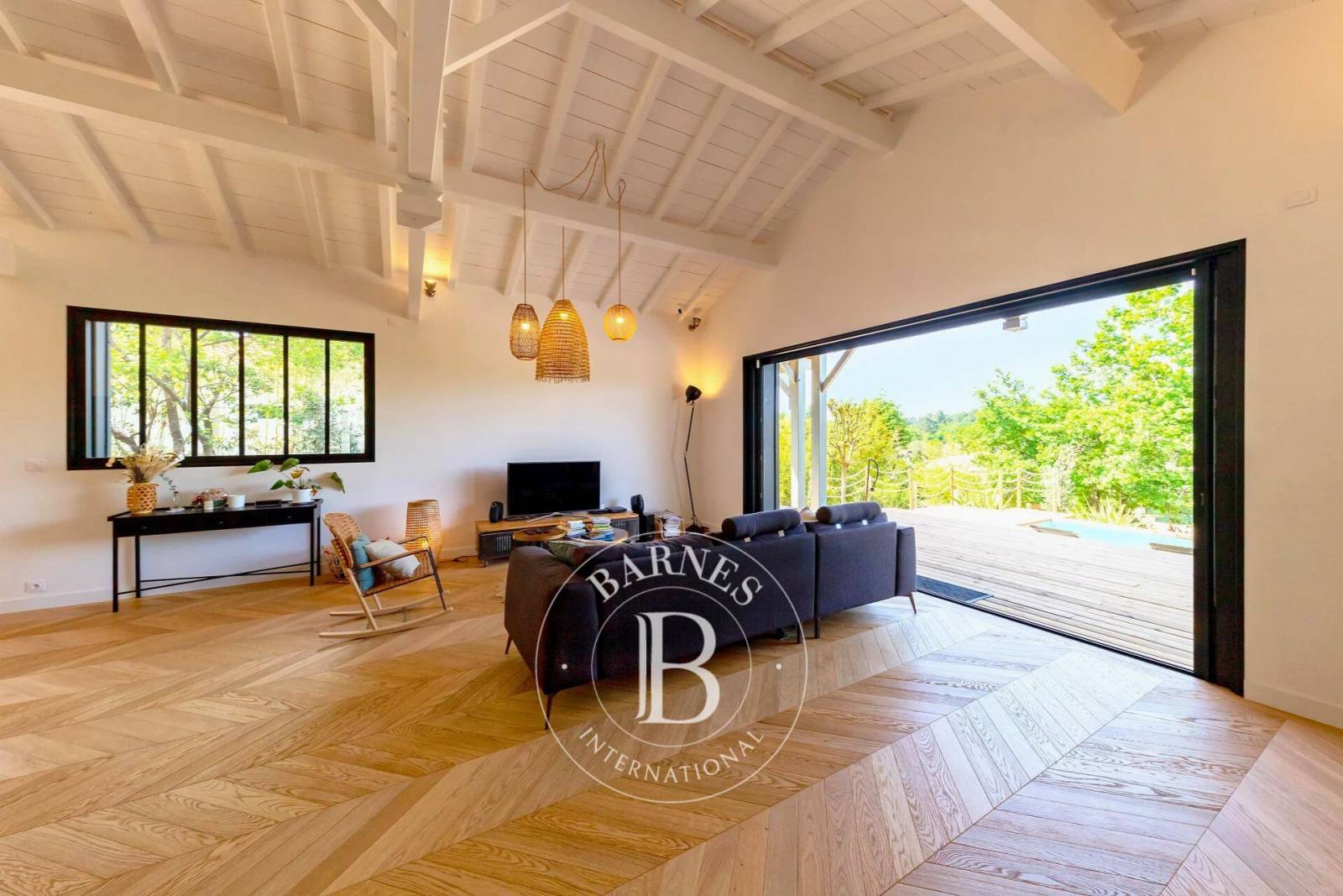 Cuisine ouverte équipée dans villa familiale au Pyla