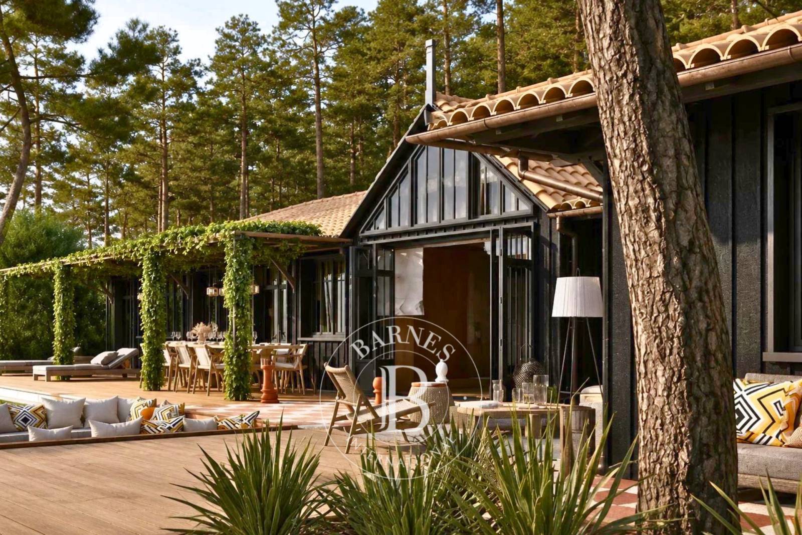 VILLA À RÉNOVER AVEC PERMIS DE CONSTRUIRE DANS LE TRIANGLE D’OR DU CAP FERRET