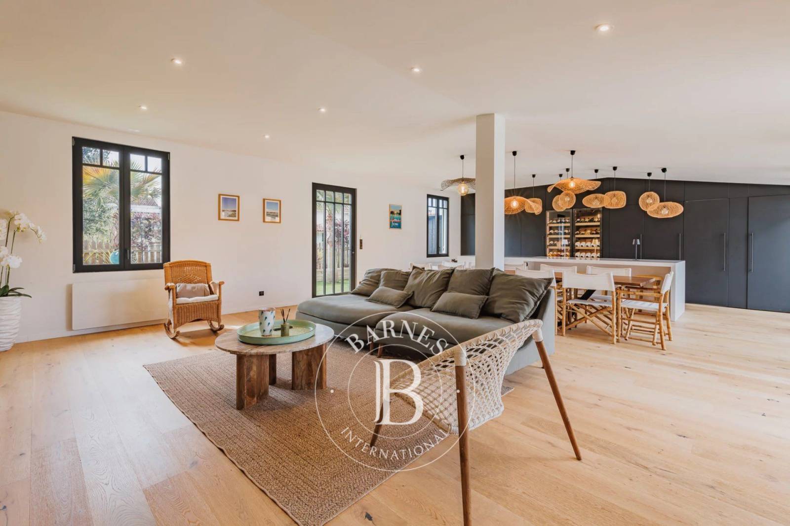 Immobilier de prestige sur le Bassin d’Arcachon avec jardin paysager et terrasse bois