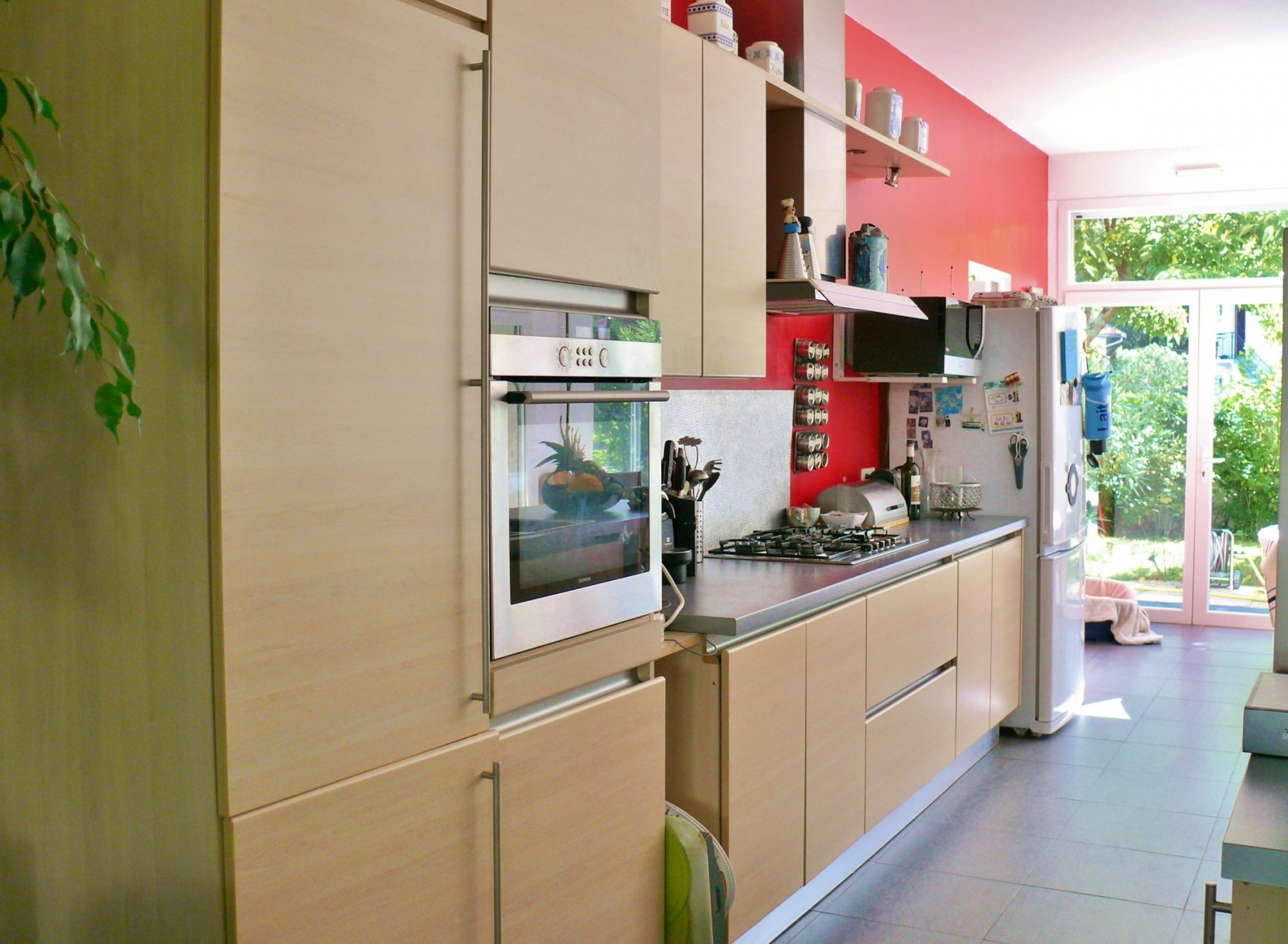 CETTE GRANDE MAISON SITUÉE À ARCACHON, QUARTIER DES ABATILLES IDÉALE POUR UNE FAMILLE OFFRE UN ESPACE DE VIE DE 80 M2 AINSI QUE 5 CHAMBRES PLUS UN APPARTEMENT INDÉPENDANT