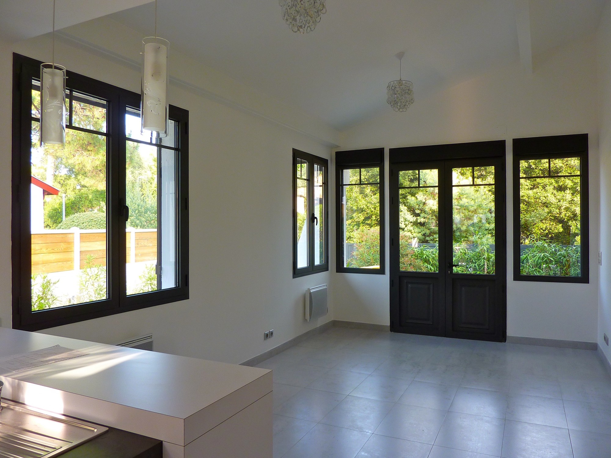 CETTE CHARMANTE VILLA BASUE ENTIÈREMENT RÉNOVÉE EST IDÉALE POUR INVESTIR DANS UN PIED À TERRE À PROXIMITÉ DES PLAGES ET DES COMMERCES DU PYLA SUR MER ET DU MOULLEAU