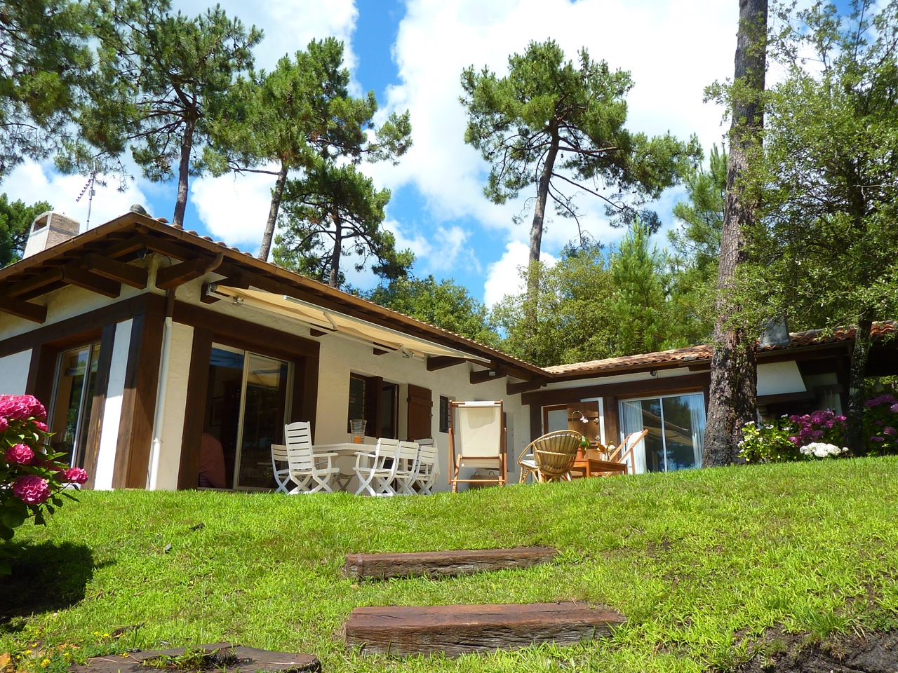 VILLA DE PLAIN PIED VUE MER AVEC JOLI JARDIN DE PLUS DE 1200 M2 VENDUE PAR BARNES IMMOBILIER DE PRESTIGE PYLA SUR MER 33115