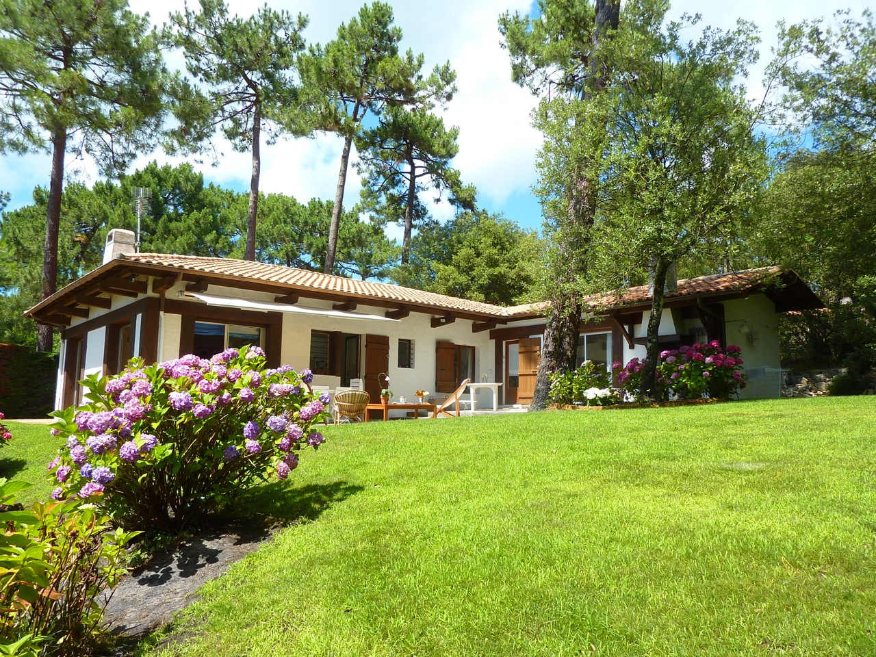 VILLA DE PLAIN PIED DE STYLE GAUME AVEC 4 CHAMBRES ET JOLI JARDIN VUE MER 33115 PYLA SUR MER