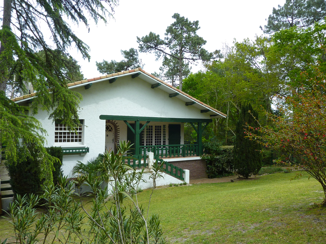 BEAUCOUP D'ESPACE POUR CETTE VILLA FAMILIALE DE 6 CHAMBRES À VENDRE AU PYLA SUR MER SECTEUR GOLF D'ARCACHON
