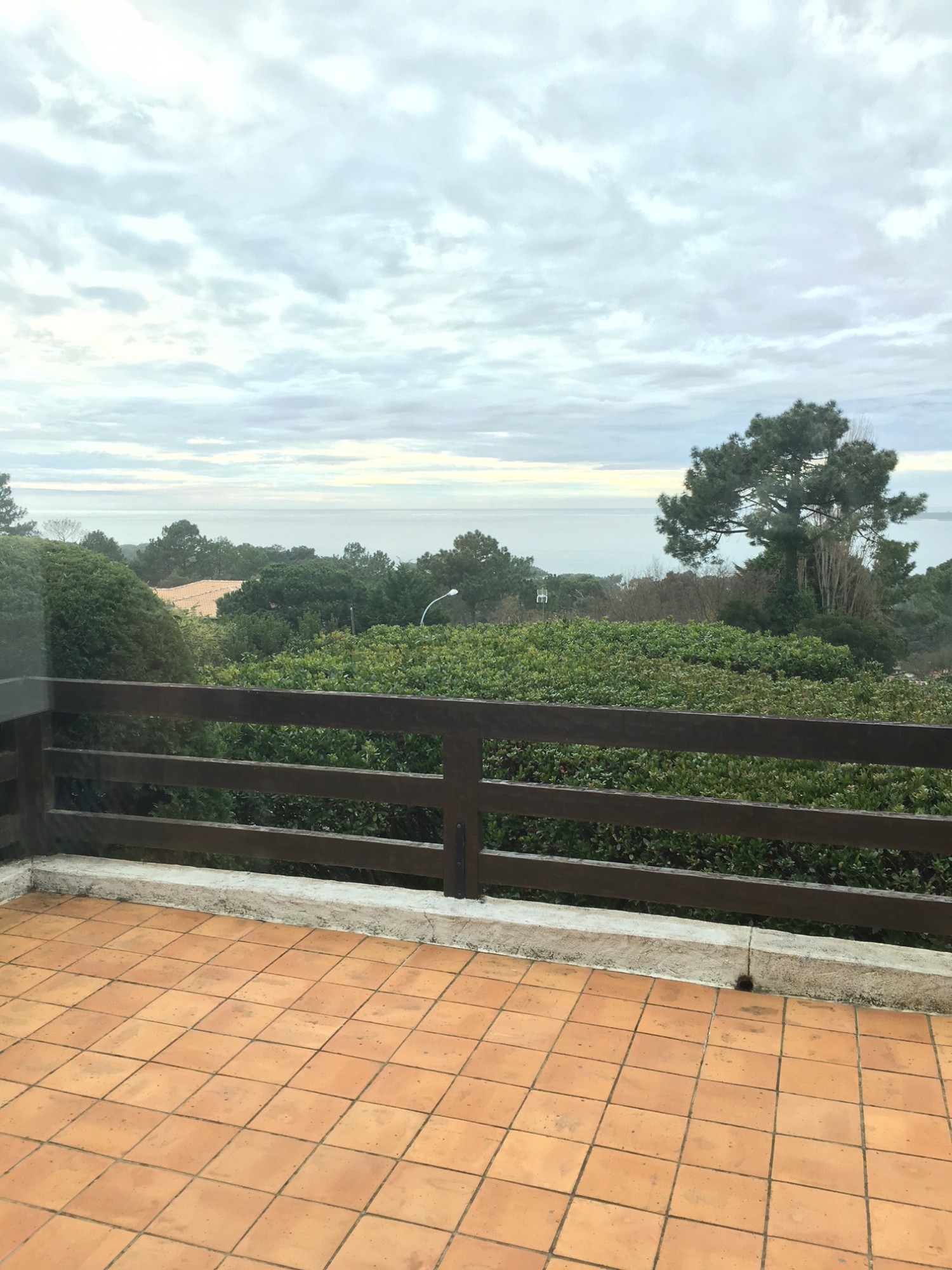 CETTE VILLA À VENDRE SUR LES HAUTEURS DU PYLA OFFRE UNE VUE SPLENDIDE SUR LE BASSIN D'ARCACHON