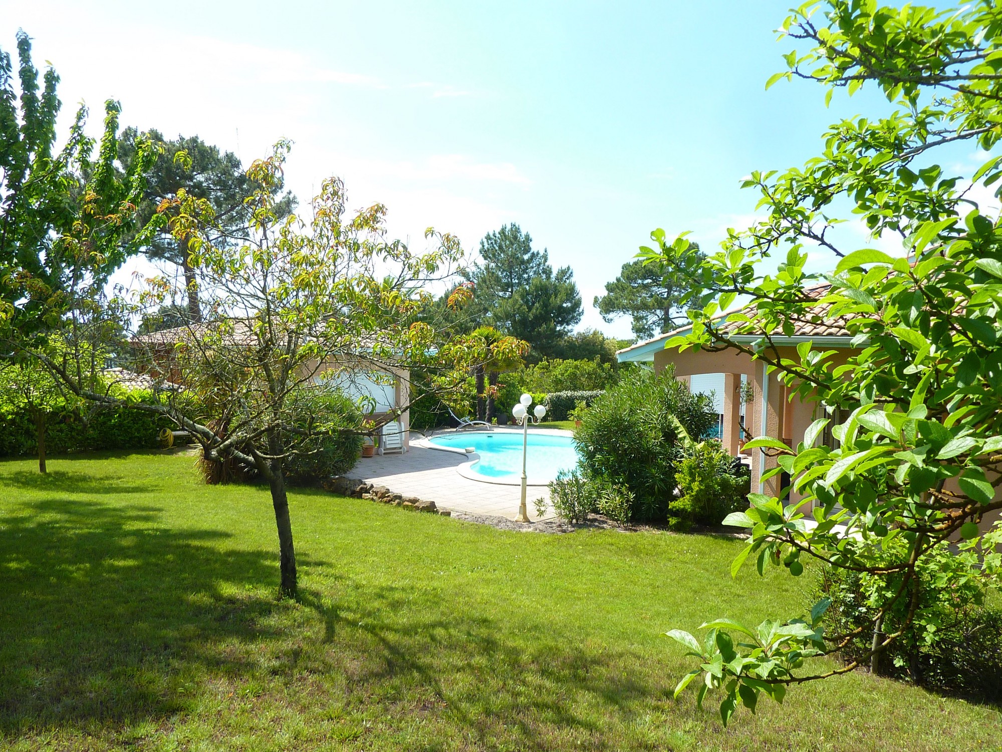 A VENDRE VILLA CONTEMPORAINE AVEC PISCINE AU DOMAINE DE LA FORET 33115 PYLA SUR MER