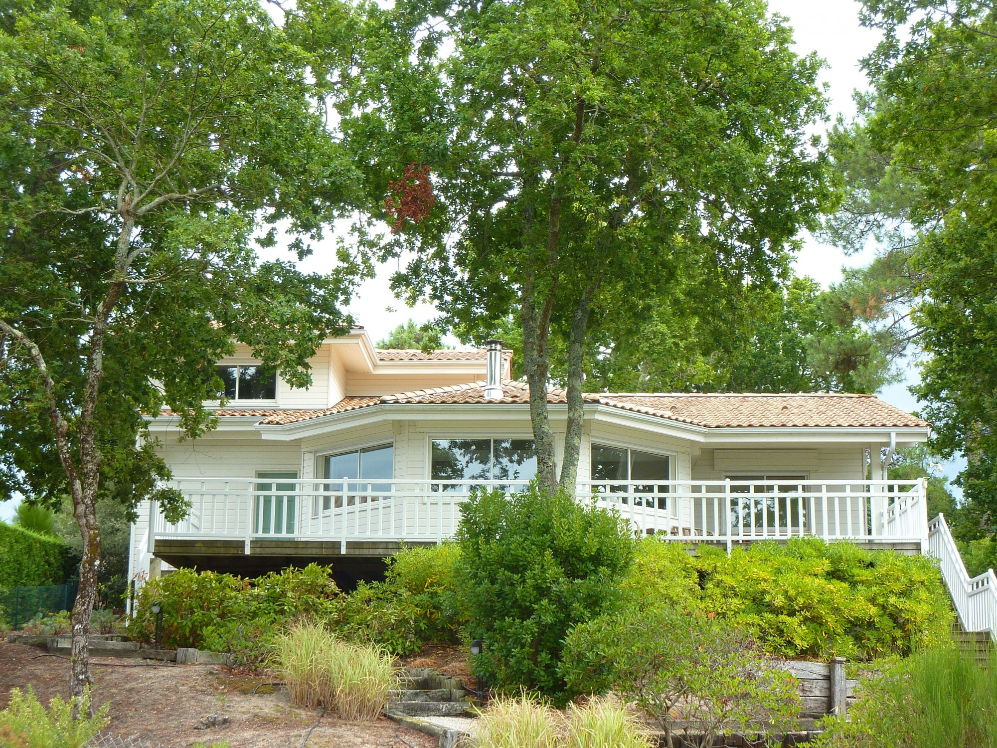 A vendre superbe villa moderne en bois de 4 chambres avec vue magnifique sur la mer