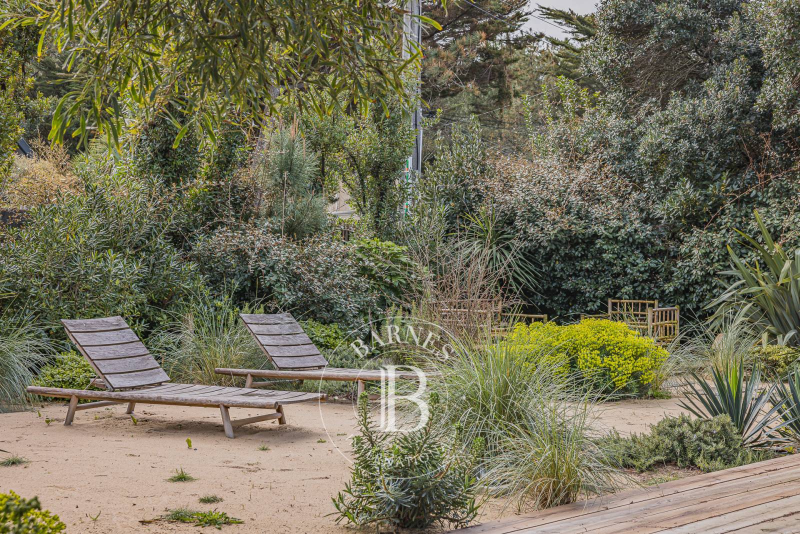 MAGNIFIQUE VILLA ENTIÈREMENT RÉNOVÉE PAR UNE ARCHITECTE, AU PIED DES DUNES, EN PLEIN CENTRE DU CAP FERRET