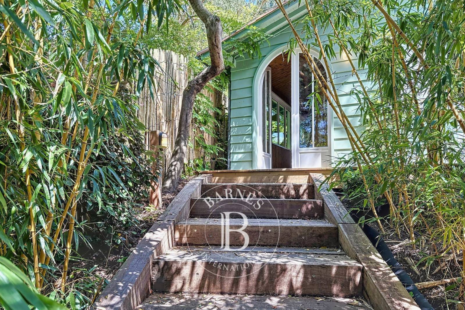 VILLA DE CHARME RENOVÉE PAR UNE ARCHITECTE, AVEC DÉPENDANCE ET GARAGE AU CAP FERRET