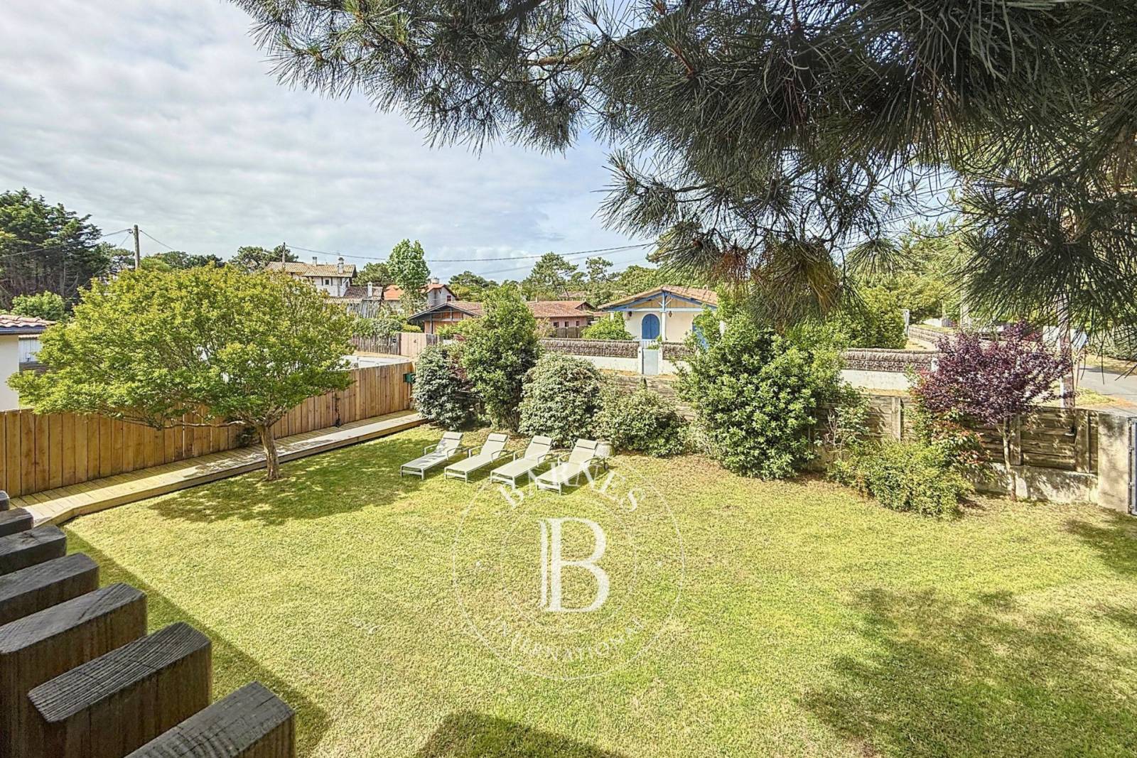 VILLA EN BOIS AVEC DÉPENDANCE ET TERRASSE COUVERTE EN PLEIN CENTRE DU CAP FERRET
