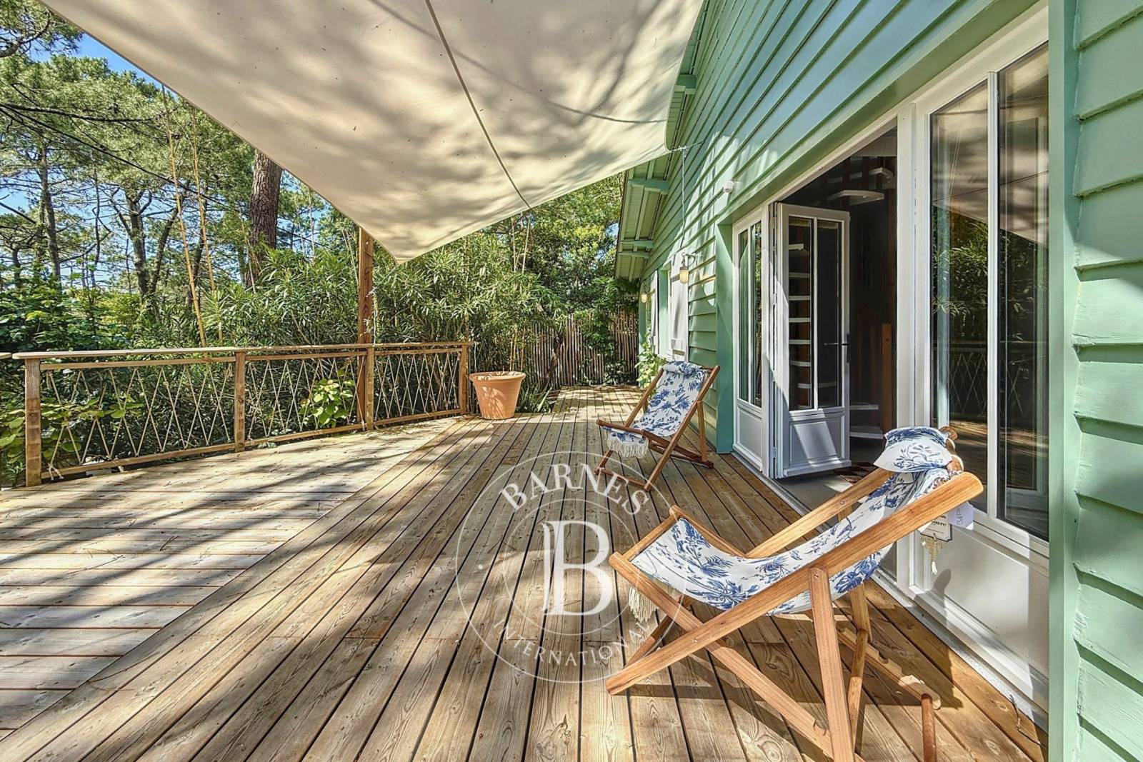 VILLA DE CHARME RENOVÉE PAR UNE ARCHITECTE, AVEC DÉPENDANCE ET GARAGE AU CAP FERRET